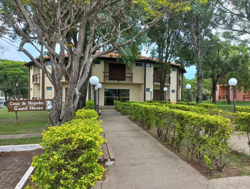 Casa de hóspedes cercada por árvores e jardins