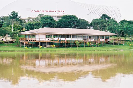 Área externa da Estância Árvore da Vida junto ao lago