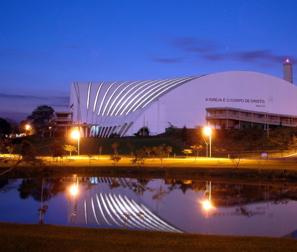 Templo da Estância Árvore da Vida iluminado à noite, refletido no lago